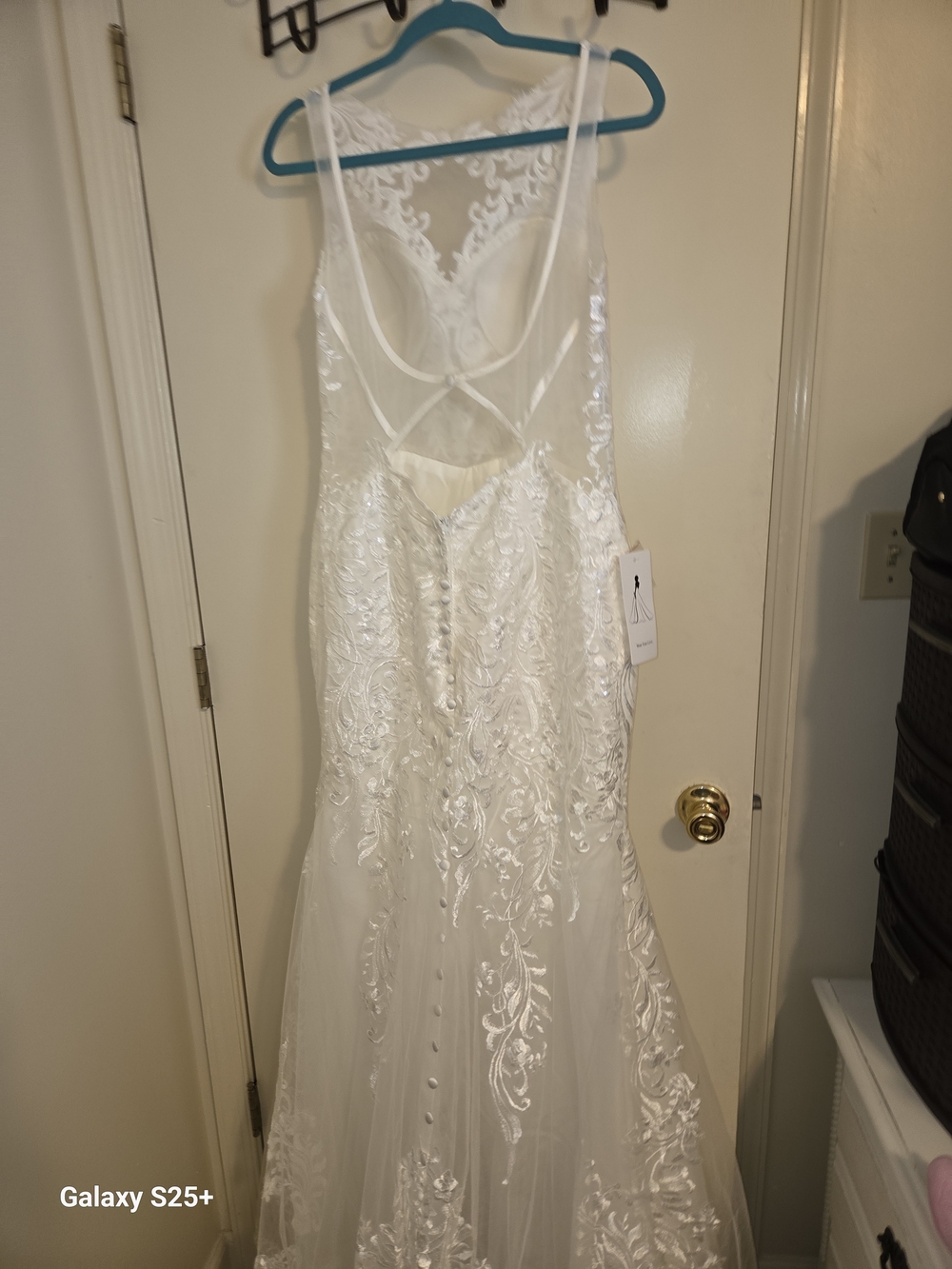 Ivory Lace Appliqué Sleeveless Wedding Dress - Picture 5 of 6
